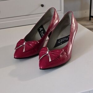 Vintage 80s leather pointed toe pumps with bow